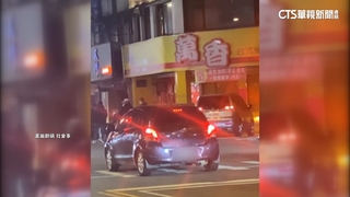 新北街頭驚魂！婦載夫險擦撞　9煞竟包圍砸車