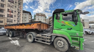 曳引車駕駛欲超車　變換車道輾斃騎士肇逃