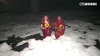 印度恆河支流遭工廠廢水污染！　河面蓋滿「毒泡沫」