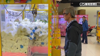 3個月花3萬夾娃娃換手機兼做公益　退休伯：防失智