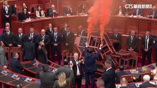阿爾巴尼亞國會騷動　反對黨議會廳內點煙霧彈