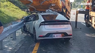 「輔助駕駛」又釀禍！　男未注意車況直撞國道緩衝車