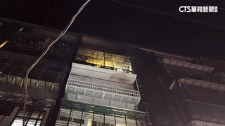 板橋透天厝5樓凌晨竄火　消防救出1人1犬