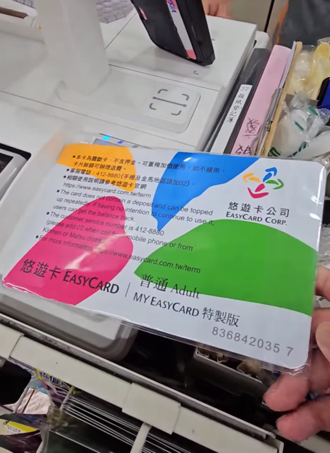 網友拿「巨大悠遊卡」結帳 感應不到直呼：充滿尷尬 | 華視新聞