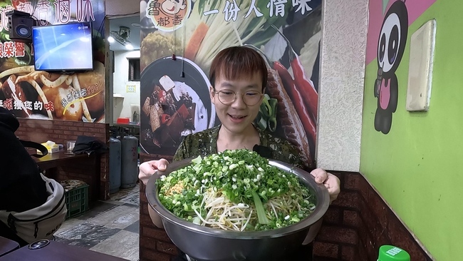 犯基隆傳說禁忌！YTR點滷味要求「菜多」來大臉盆　在地人笑：要吃完喔 | 華視新聞