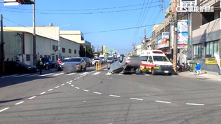 砰！　78歲男駕車撞對向待轉車翻覆　2大1小3傷
