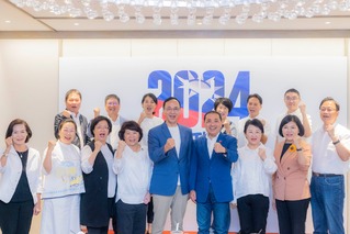 藍白郭會談不歡而散！侯友宜深夜PO藍營大合照 喊「組最強戰隊贏得勝利」