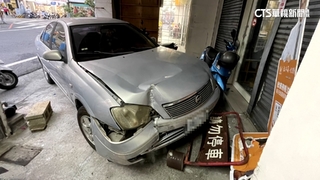 撞婦又誤踩油門　男開車暴衝　釀3傷.7車損