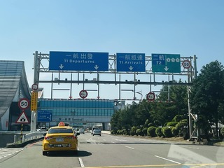 桃園機場「最新路標」超白話！出境、入境消失了 網讚：一看就懂