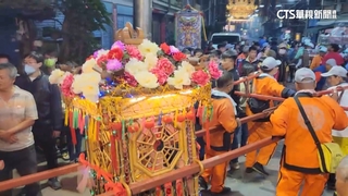 配天宮「燈花媽」首次出巡　信眾擲筊求花求子