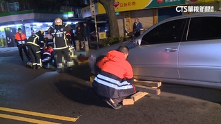 5旬男凌晨「坐臥斑馬線」　遭百萬名車轉彎撞上喪命