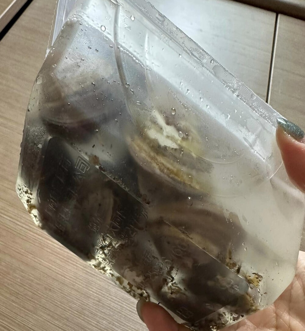 有民眾購買好市多的蛤蠣，卻發現封膜包裝盒內出現菸屁股及菸渣。圖／翻攝自「Costco好市多 商品經驗老實說」臉書社團