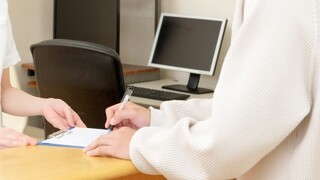 外人闖大樓會客室喝酒！他怨「保全不制止」　內行揭原因