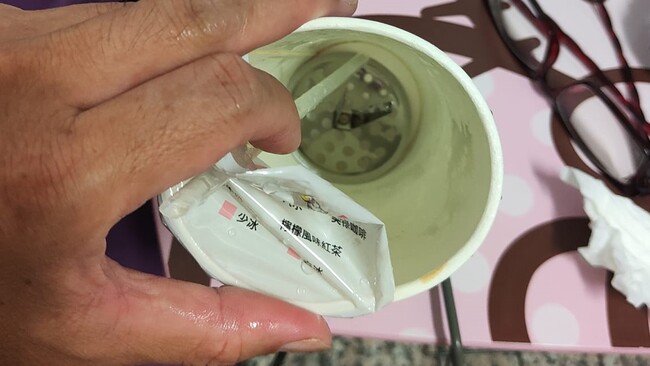 丹丹漢堡飲料驚現「鐵蓋濾網」！業者致歉　衛生局將開罰 | 華視新聞