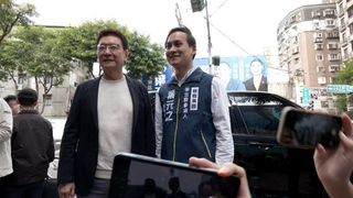 本尊驗收手繪看板　趙少康：頭髮可以多一點