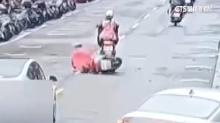 公館磁磚脫落砸招牌！碎屑噴路面　騎士輾過「雷殘」