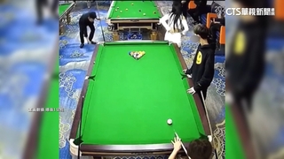衰！撞球館「排球妹」連2次被球擊中　痛苦趴地