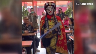 小吃店也有川劇變臉！　甩麵秀與客互動成招牌