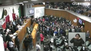 墨國州議會爆激烈衝突　反對黨支持者闖議會
