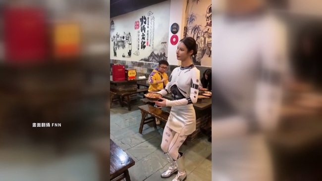 中國重慶火鍋店「美女機器人」　會端菜.還能敬酒 | 華視新聞