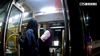 處處溫情！星國情侶丟護照　警查公車動態5分追回