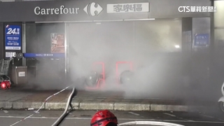 濃煙狂竄.火焰悚冒！　中壢量販店凌晨火警