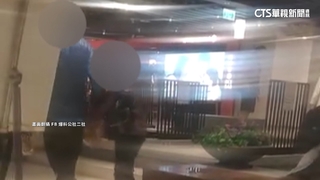 缺公德心？！　童百貨尿褲子　家長沒清就離開