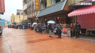 搶拿白沙屯媽祖年曆　逾2公里人龍冒寒雨排隊