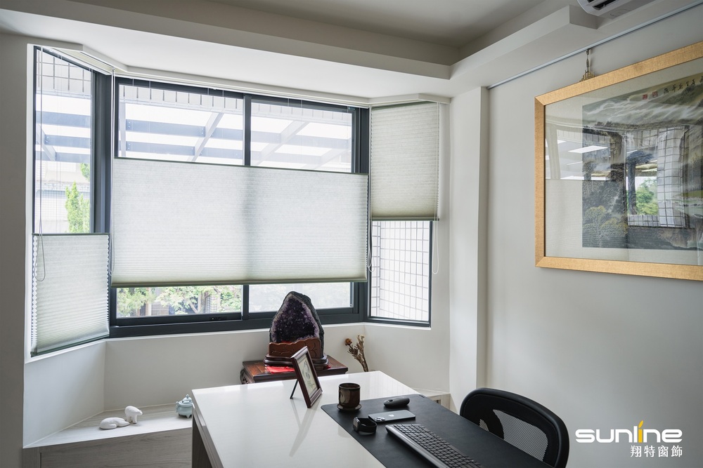 專利防呆系統蜂巢簾，繽紛的色彩，美學搭配「窗」造美好生活！ | Sunline蜂巢簾可因應光照的不同角度，調整位置。