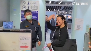 吳欣盈前往杜拜　現身桃園機場向記者揮手