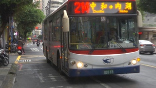 不友善！父揹孩下公車「無人讓刷卡.司機秒發車險摔」