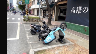 離譜！　4男半夜惡搞「倒立」共享機車　被逮辯好玩