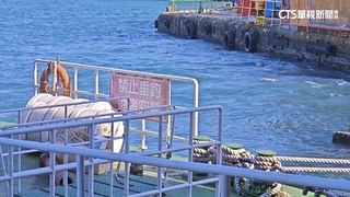 無視「禁止垂釣」紅牌　旗津遊客驚睹岸邊釣客群