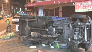 女開貨車載蔬菜擦撞轎車翻覆　菜滿地.轎車頭毀