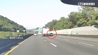 大貨車切道夾擊小客車　打橫卡車頭遭「推著走」