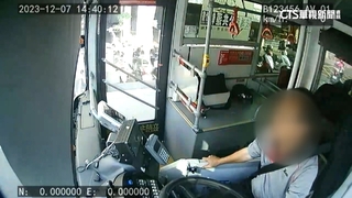 公車司機疑不耐煩大聲勸阿伯　網友PO網撻伐