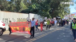 民眾遊行抗議馬文君違建　支持者綁布條反制