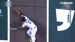 【台語新聞】日本「四番」守備超拚　逢澤崚介踩破大巨蛋全壘打牆