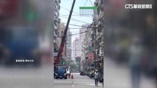 嚇！　「鐵窗懸空中狂晃」無防護措施　民眾怕被砸嚇壞