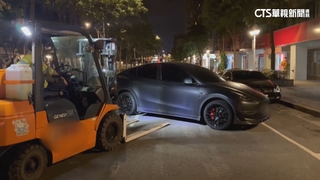 工人刨路施工「偷移」特斯拉　底盤受損車主怒報警