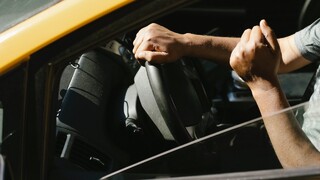 載酒醉「妙齡女」起色心　司機性侵挨告才知「是男的」