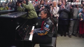 葛萊美歌后倫敦車站快閃演出　旅客圍觀超驚喜