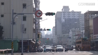 500米6個燈號常不同步！高雄鼓山一路口　民眾霧煞煞