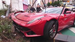 逾1700萬法拉利F12　疑超車失控自撞路邊招牌