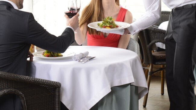 許多餐廳會請客人掃QR Code 點餐。示意圖／翻攝自photoAC