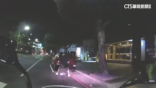 騎士沒戴安全帽還違規右轉　警追攔聞濃濃酒氣