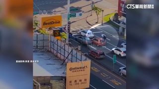 喬債爆衝突！　惡煞砸完車「同伴糗被丟包」車陣中