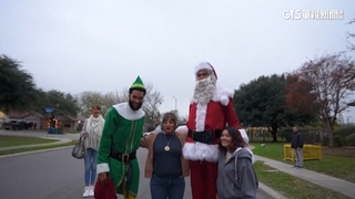 224cm高的耶誕老人！　馬刺狀元「斑馬」變裝送暖