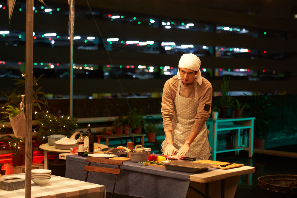 傅孟柏在《美食無間》秀廚藝，炭烤牛排進行料理對決。
