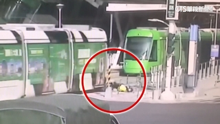 顧右沒看左？　高雄單車騎士硬闖輕軌遭列車撞倒